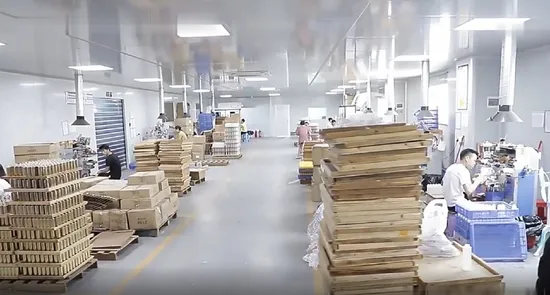 Bottiglia di profumo cosmetica in vetro rosa satinato con logo stampato quadrato da 30 ml, 50 ml, 100 ml per olio per capelli/olio per il corpo